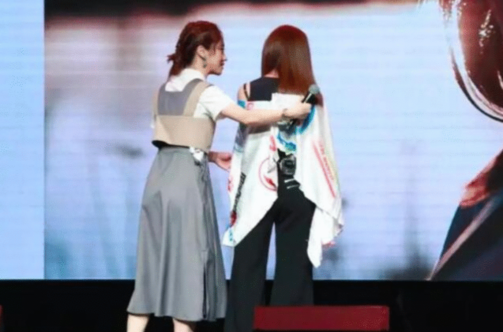 被求婚成功？梁静茹公开恋情后左手戴钻戒，自