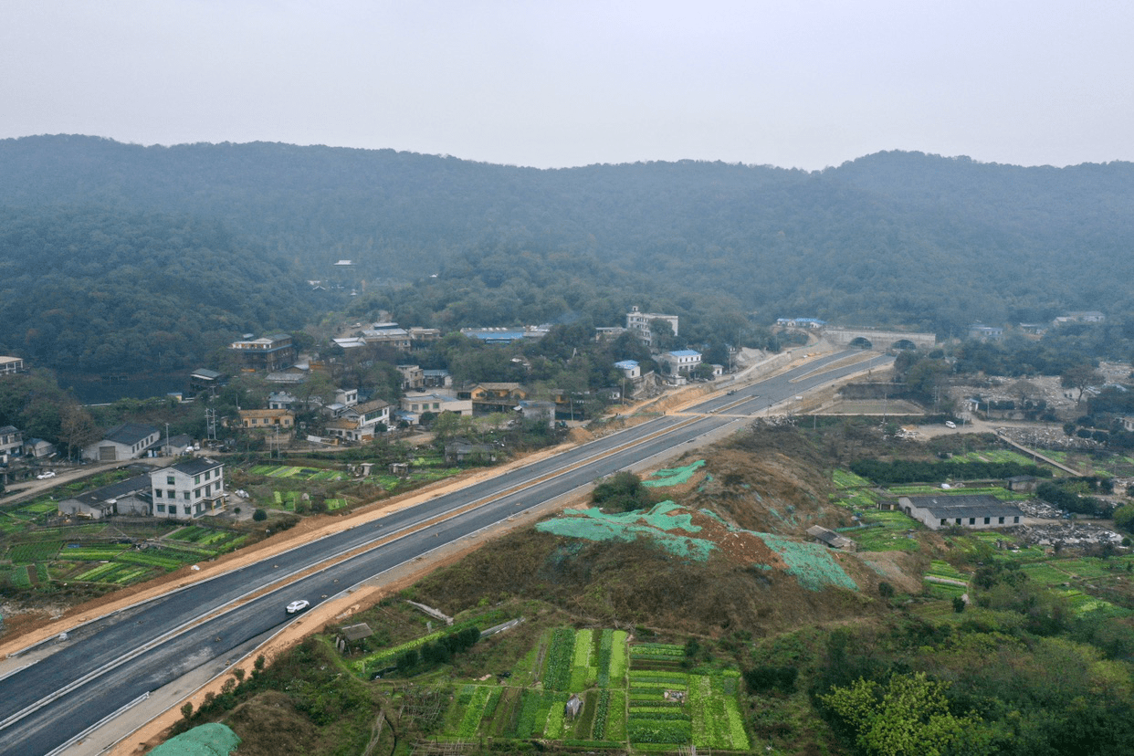 长沙麓景路南延线隧道正进行沥青摊铺，距离通