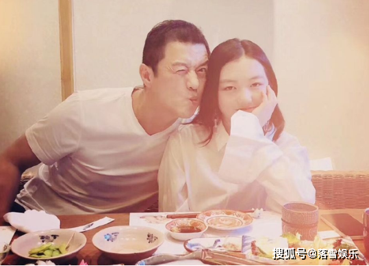 王菲小女儿陪“后妈”逛街，李亚鹏新恋情得到