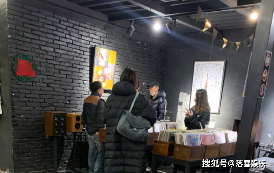 王菲小女儿陪“后妈”逛街，李亚鹏新恋情得到