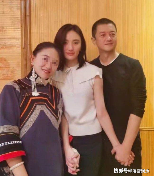 王菲小女儿陪“后妈”逛街，李亚鹏新恋情得到