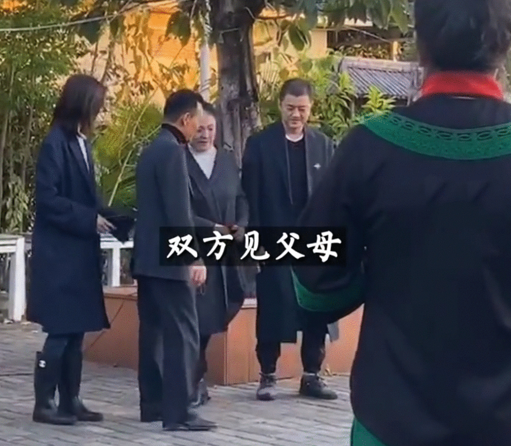 反差大！李亚鹏与小女友好事连连，王菲却被曝