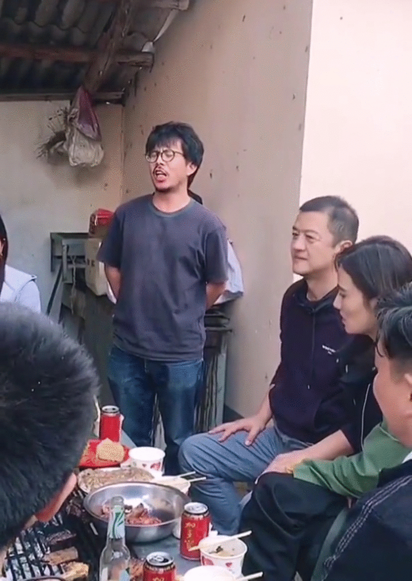 反差大！李亚鹏与小女友好事连连，王菲却被曝