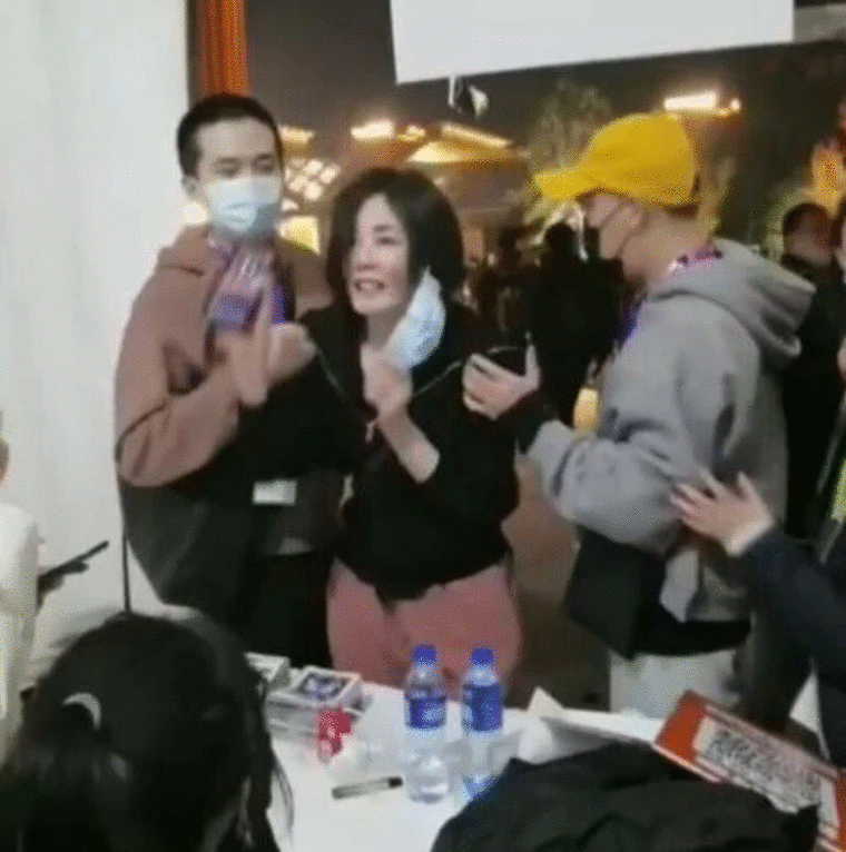 反差大！李亚鹏与小女友好事连连，王菲却被曝