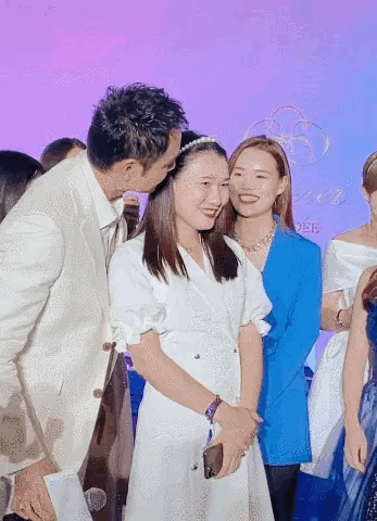 明道加入张庭公司,对女员工吻头发闻脖子摸手