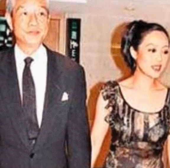 他是传奇歌王,被名媛老婆“买”破产,又掷百