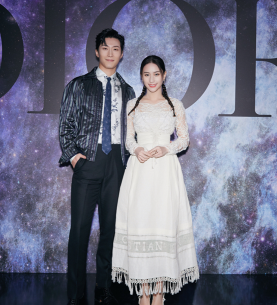 窦骁发文赞美何超莲,晒庆生约会照,上演幸福