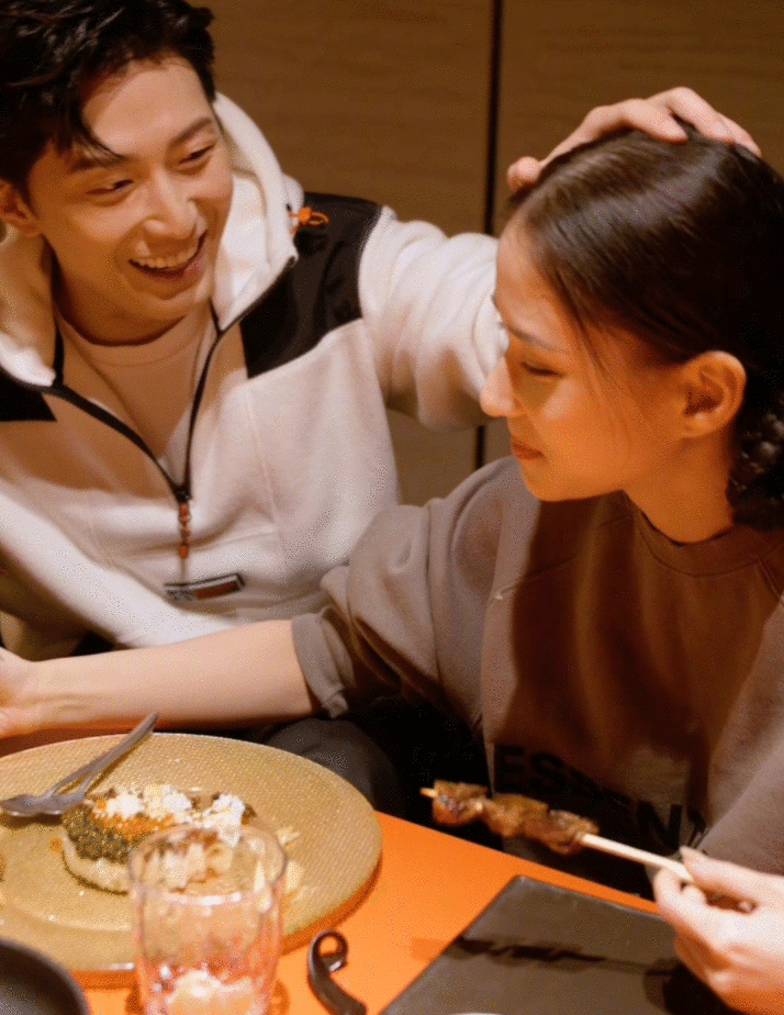 窦骁发文赞美何超莲,晒庆生约会照,上演幸福