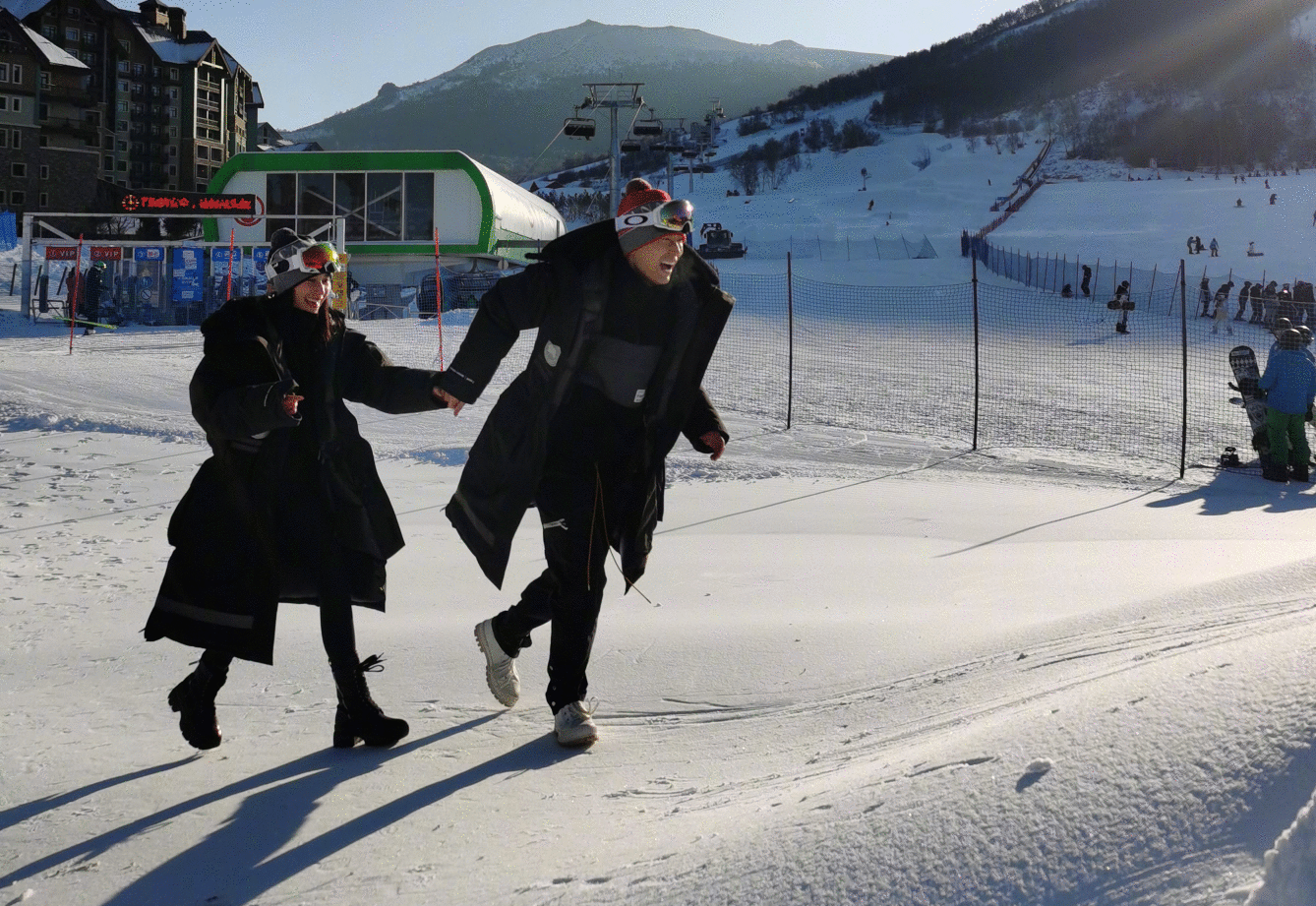 窦骁发文赞美何超莲,晒庆生约会照,上演幸福