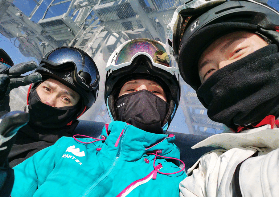 窦骁发文赞美何超莲,晒庆生约会照,上演幸福