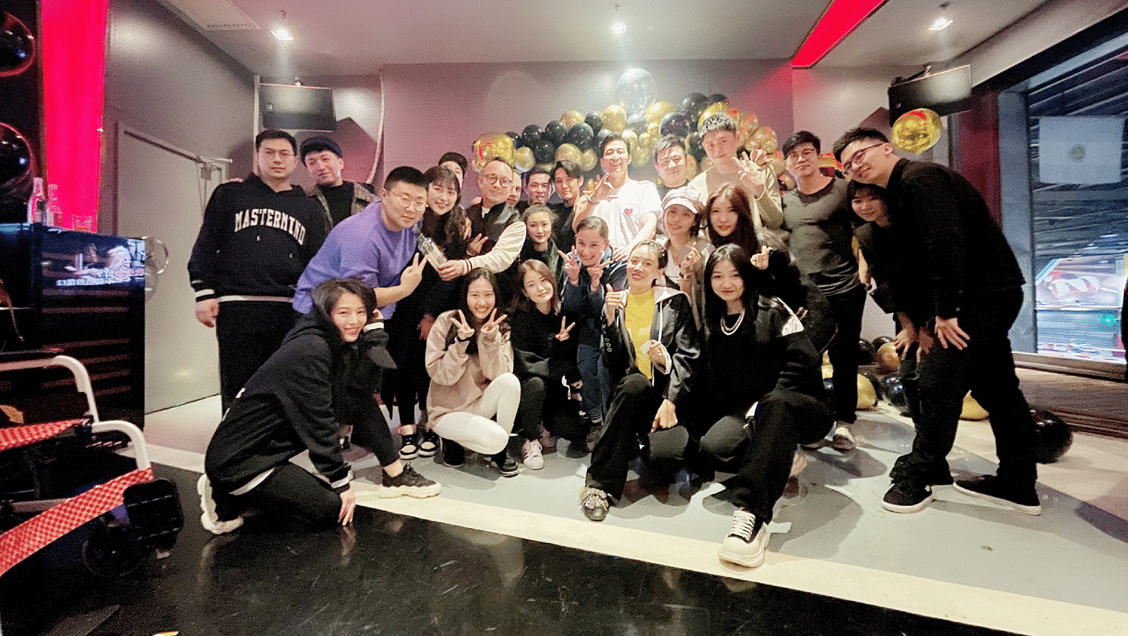 窦骁发文赞美何超莲,晒庆生约会照,上演幸福