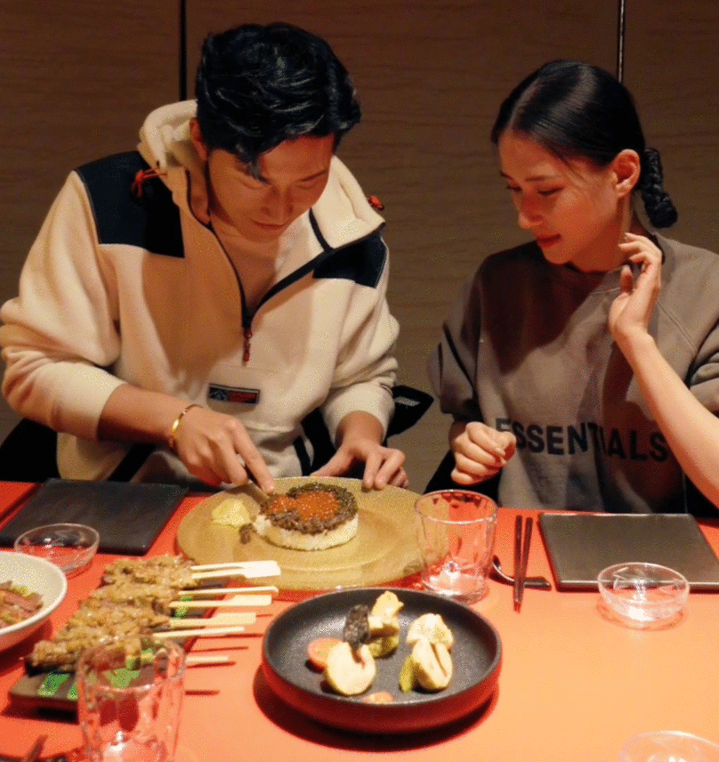 窦骁发文赞美何超莲,晒庆生约会照,上演幸福