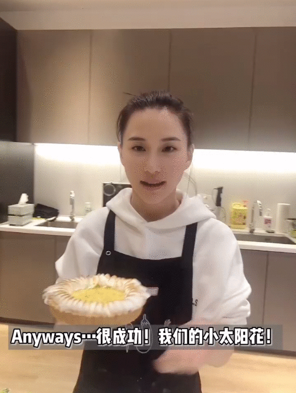 窦骁发文赞美何超莲,晒庆生约会照,上演幸福