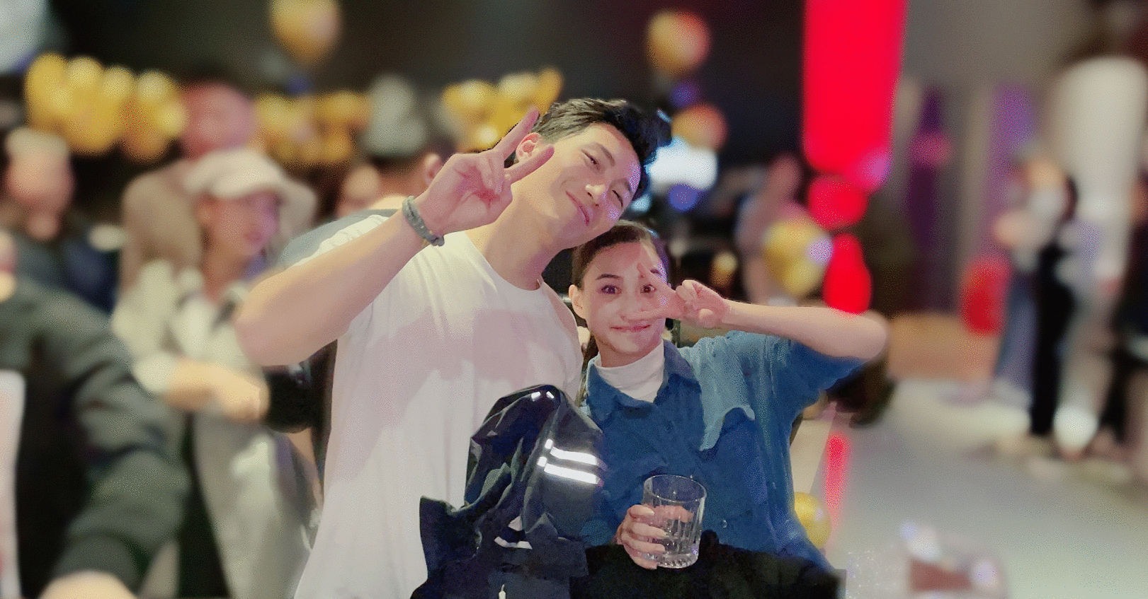 窦骁发文赞美何超莲,晒庆生约会照,上演幸福