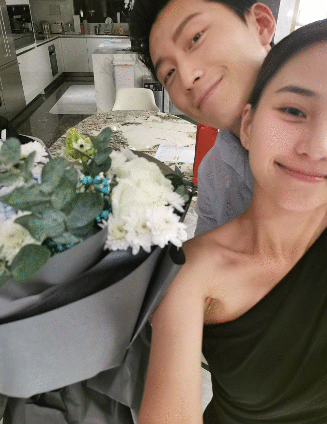 窦骁发文赞美何超莲,晒庆生约会照,上演幸福