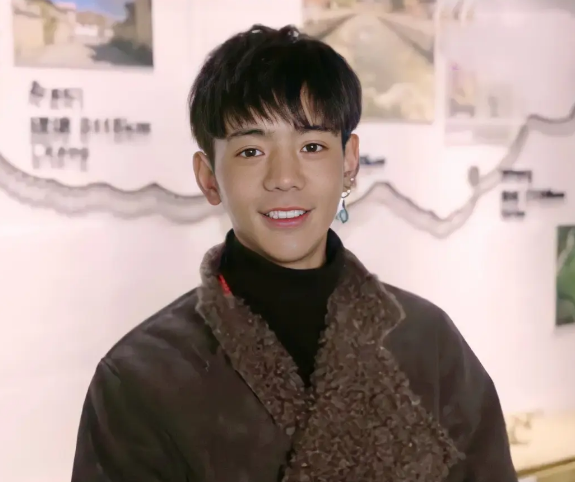 丁真拒上百个商业代言，成名后没机会回家，跟