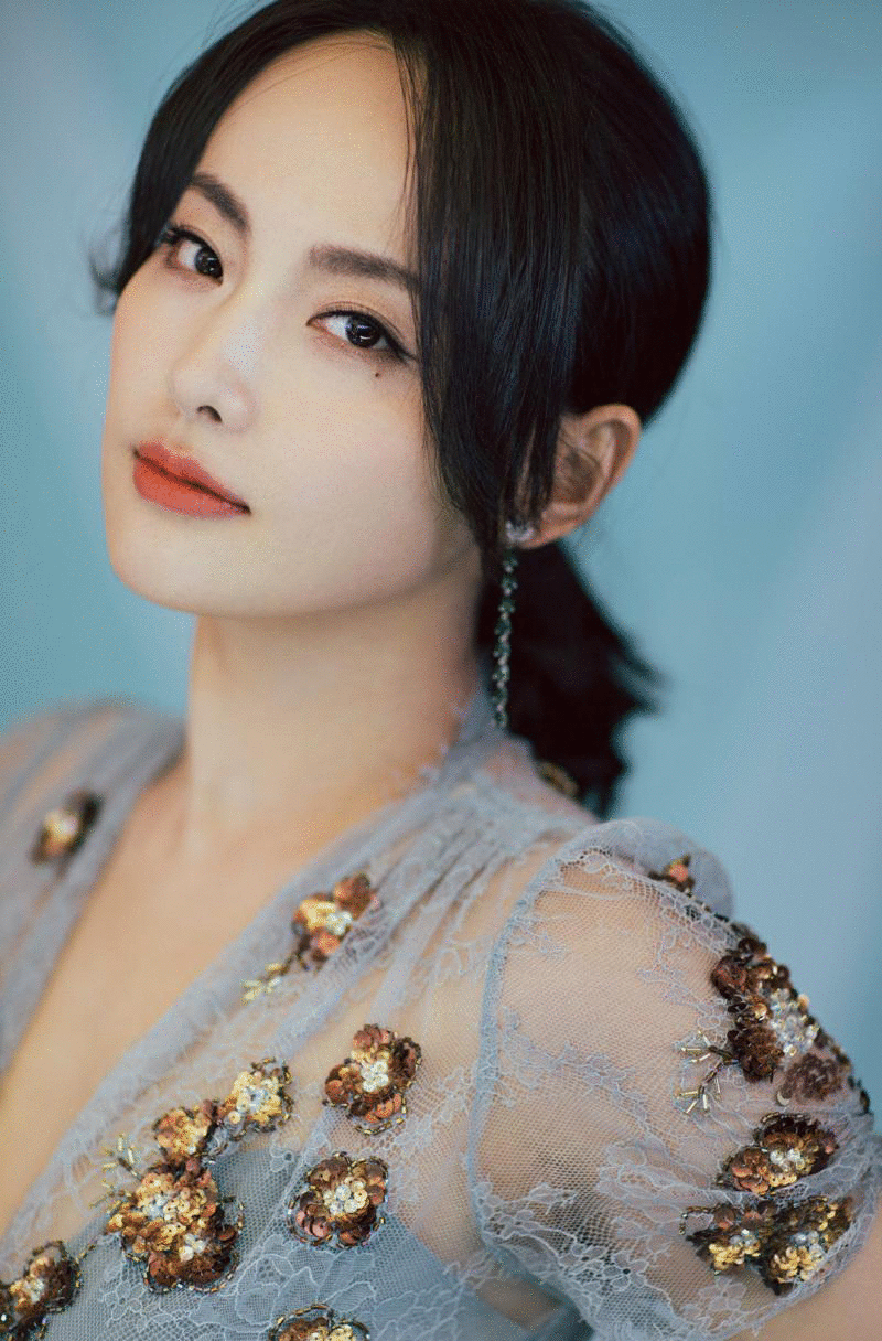 ​坐轮椅现机场，张嘉倪怎么了？