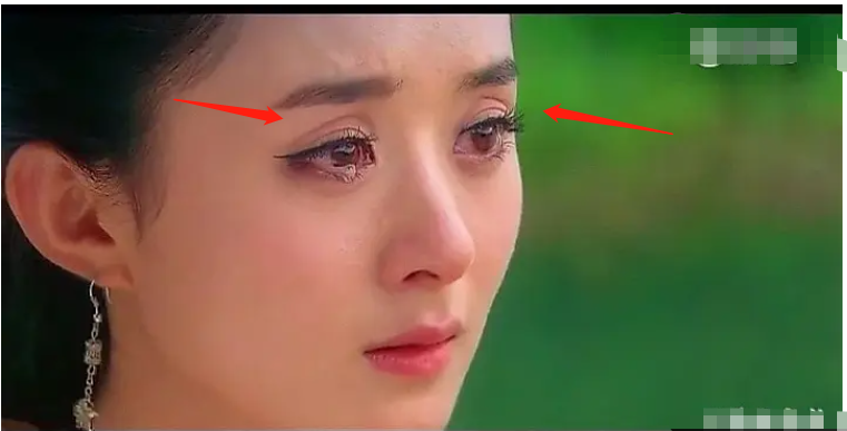 赵丽颖眼窝太深显老,其实她天生就这样,杨幂