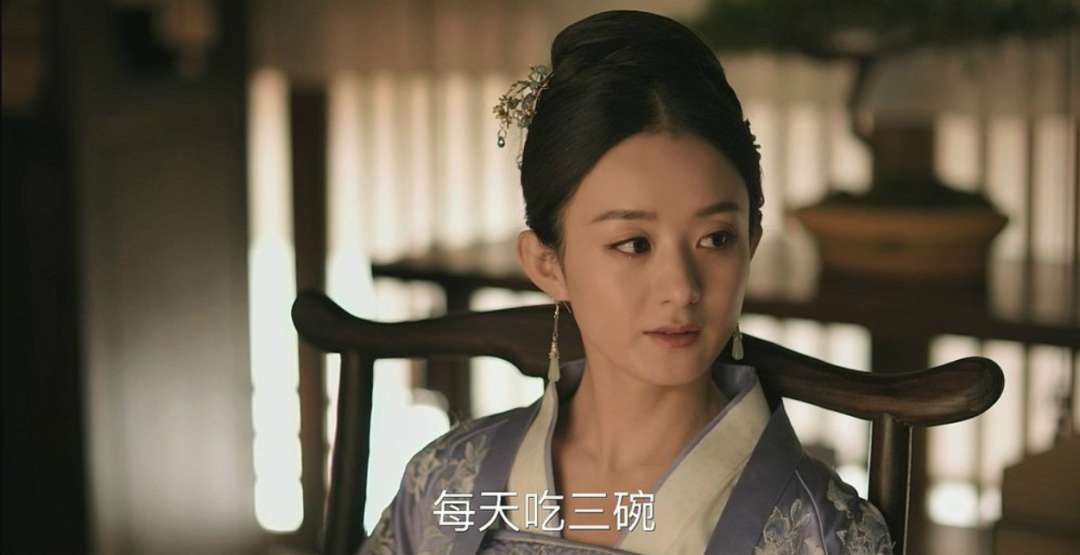 赵丽颖眼窝太深显老,其实她天生就这样,杨幂