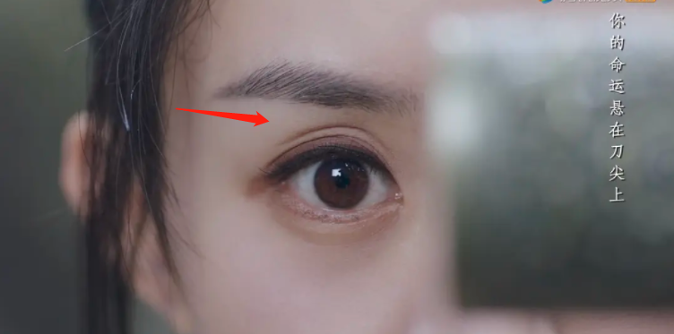 赵丽颖眼窝太深显老,其实她天生就这样,杨幂