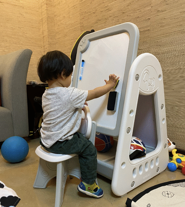 张歆艺晒一家三口坐游艇度假，偷拍袁弘父子背