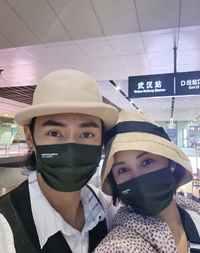 张歆艺晒一家三口坐游艇度假，偷拍袁弘父子背