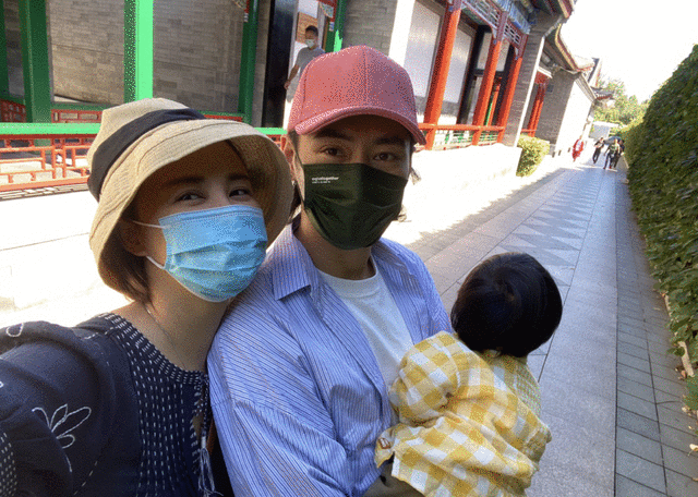 张歆艺晒一家三口坐游艇度假，偷拍袁弘父子背