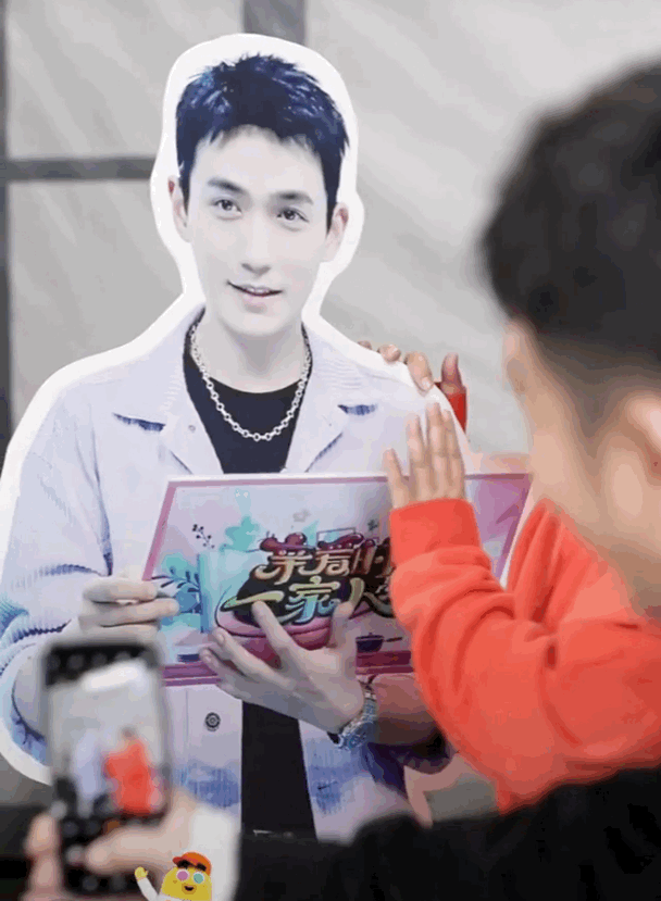 追星刘德华，亲吻朱一龙，贾玲在为《青春环游
