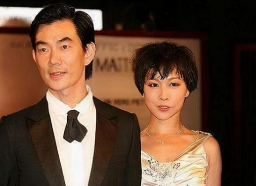 任贤齐与妻子罕同框,十指紧扣贴心搀扶护妻,