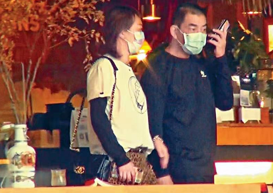 任贤齐与妻子罕同框,十指紧扣贴心搀扶护妻,