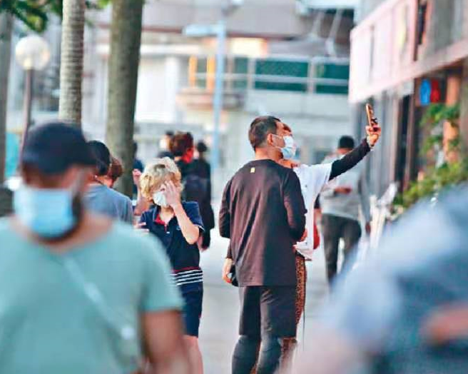 任贤齐与妻子罕同框,十指紧扣贴心搀扶护妻,