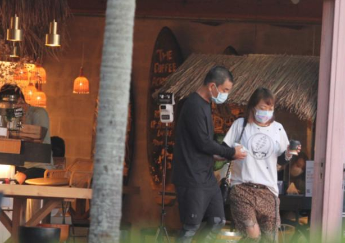 任贤齐与妻子罕同框,十指紧扣贴心搀扶护妻,