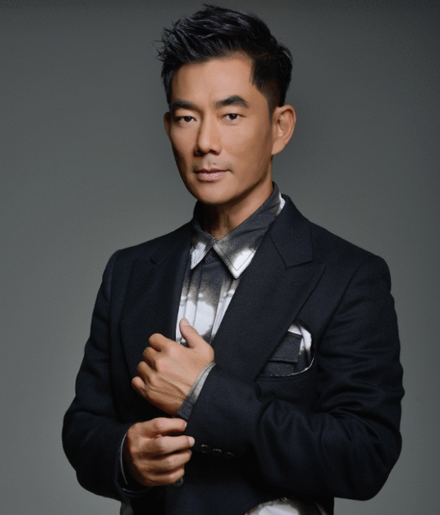 任贤齐与妻子罕同框,十指紧扣贴心搀扶护妻,