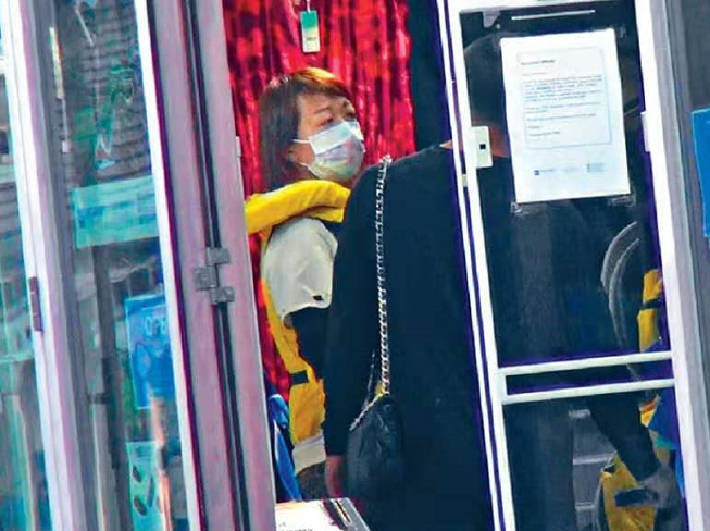 任贤齐与妻子罕同框,十指紧扣贴心搀扶护妻,