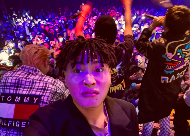 又一男星人设崩塌?被曝拖欠工资欠债不还,开