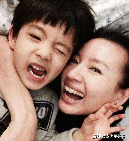 40岁董洁和11岁儿子拍“婚纱照”,晒母子亲密照