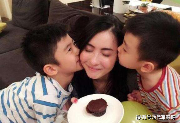 40岁董洁和11岁儿子拍“婚纱照”,晒母子亲密照