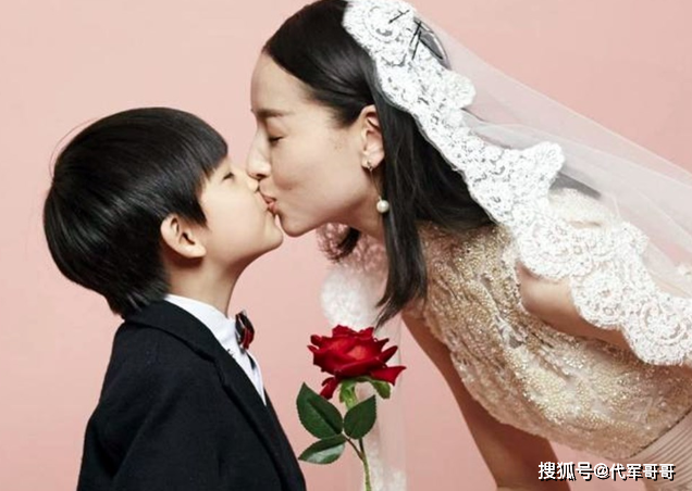 40岁董洁和11岁儿子拍“婚纱照”,晒母子亲密照