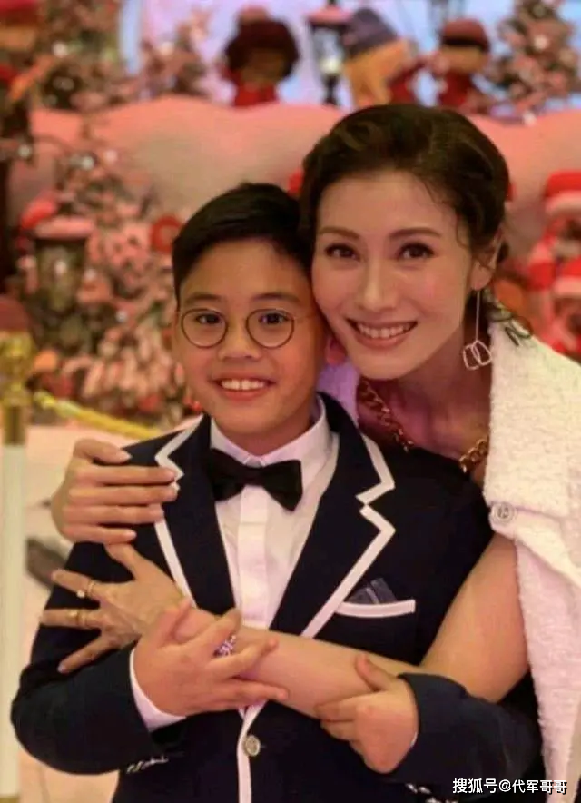 40岁董洁和11岁儿子拍“婚纱照”,晒母子亲密照