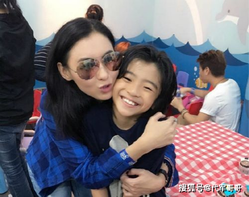 40岁董洁和11岁儿子拍“婚纱照”,晒母子亲密照