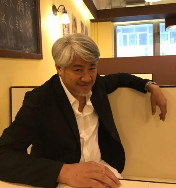 62岁“古惑仔大佬”老太快,满头白发白胡子,因