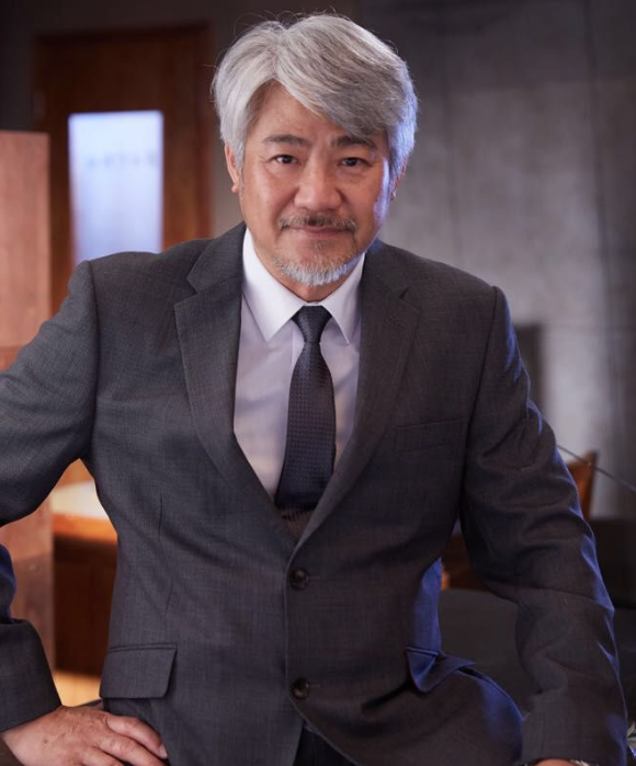 62岁“古惑仔大佬”老太快,满头白发白胡子,因