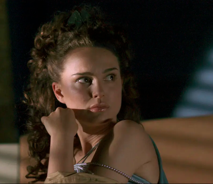 39岁娜塔莉与丈夫度假，穿紧身裤身材抢镜，旁边