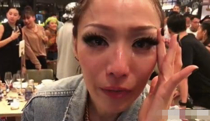 郑秀文丧父后消瘦憔悴像老了10岁,做运动累得大