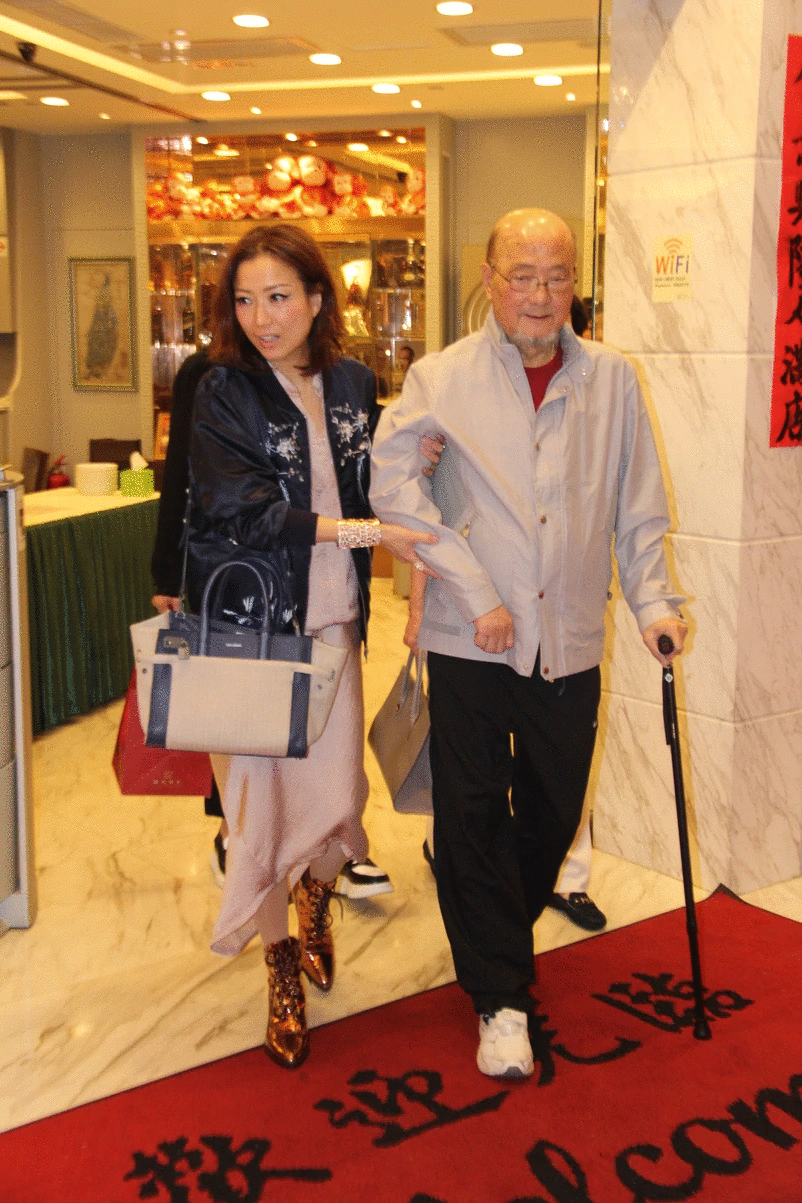 郑秀文丧父后消瘦憔悴像老了10岁,做运动累得大