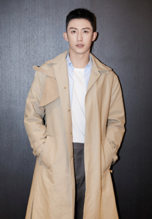 要公开发糖了?黄景瑜疑探班迪丽热巴后,两人