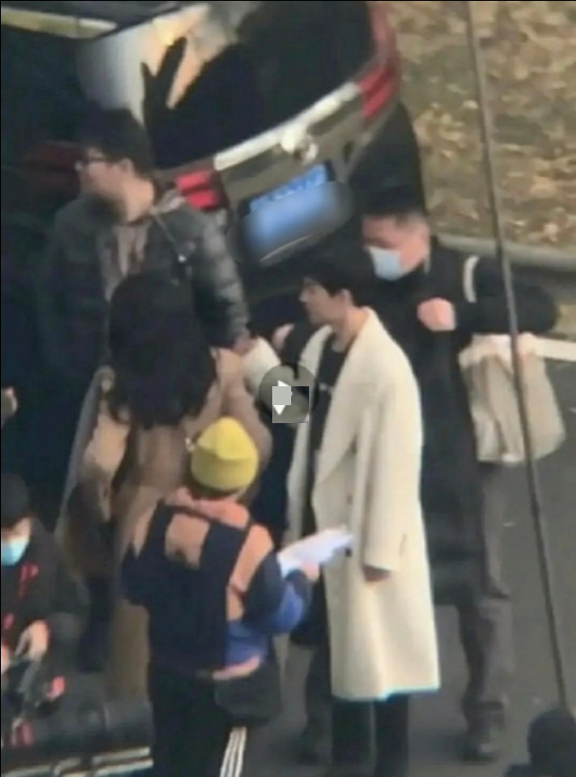 要公开发糖了?黄景瑜疑探班迪丽热巴后,两人