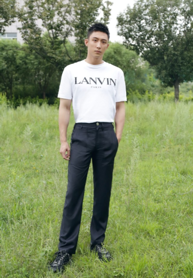 要公开发糖了?黄景瑜疑探班迪丽热巴后,两人