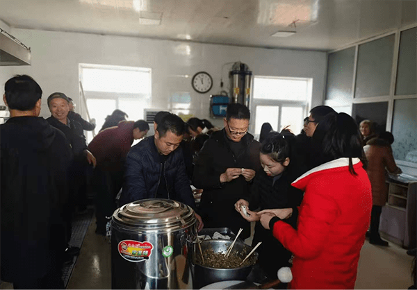 迎冬至包饺子 促融情暖人心