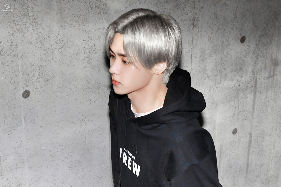 SM家族演唱会,两位男、女爱豆同一天生日,SM出